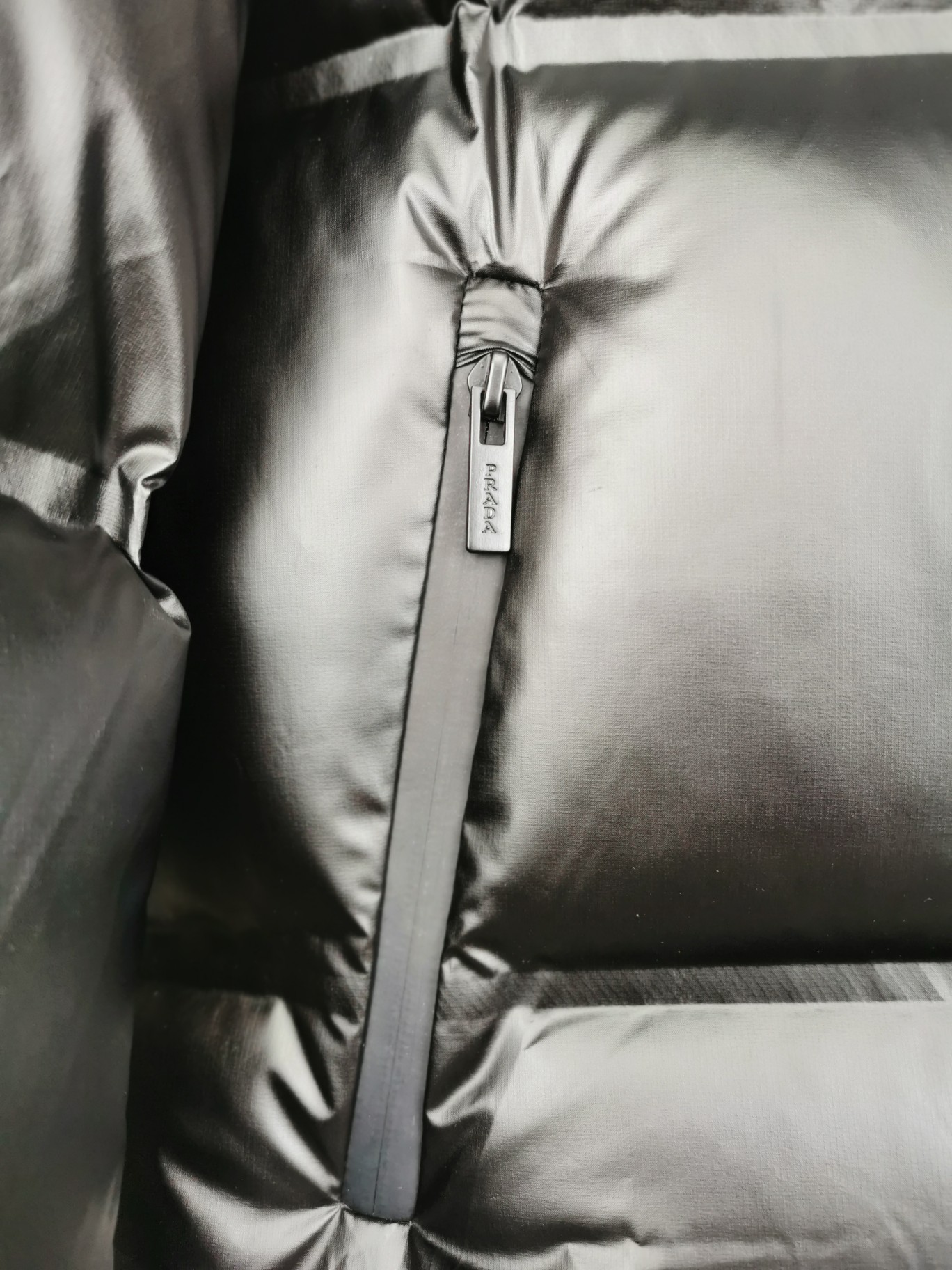 プラダ「Prada」フード付き ショート ダウンジャケット