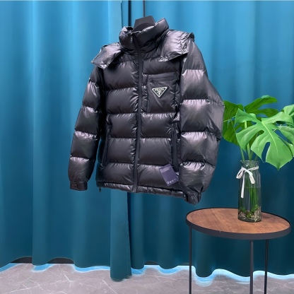 プラダ「Prada」トリアングルロゴ ダウンジャケット