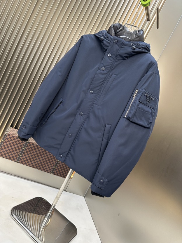 プラダ「Prada」リニューサブル ナイロン ダウンジャケット