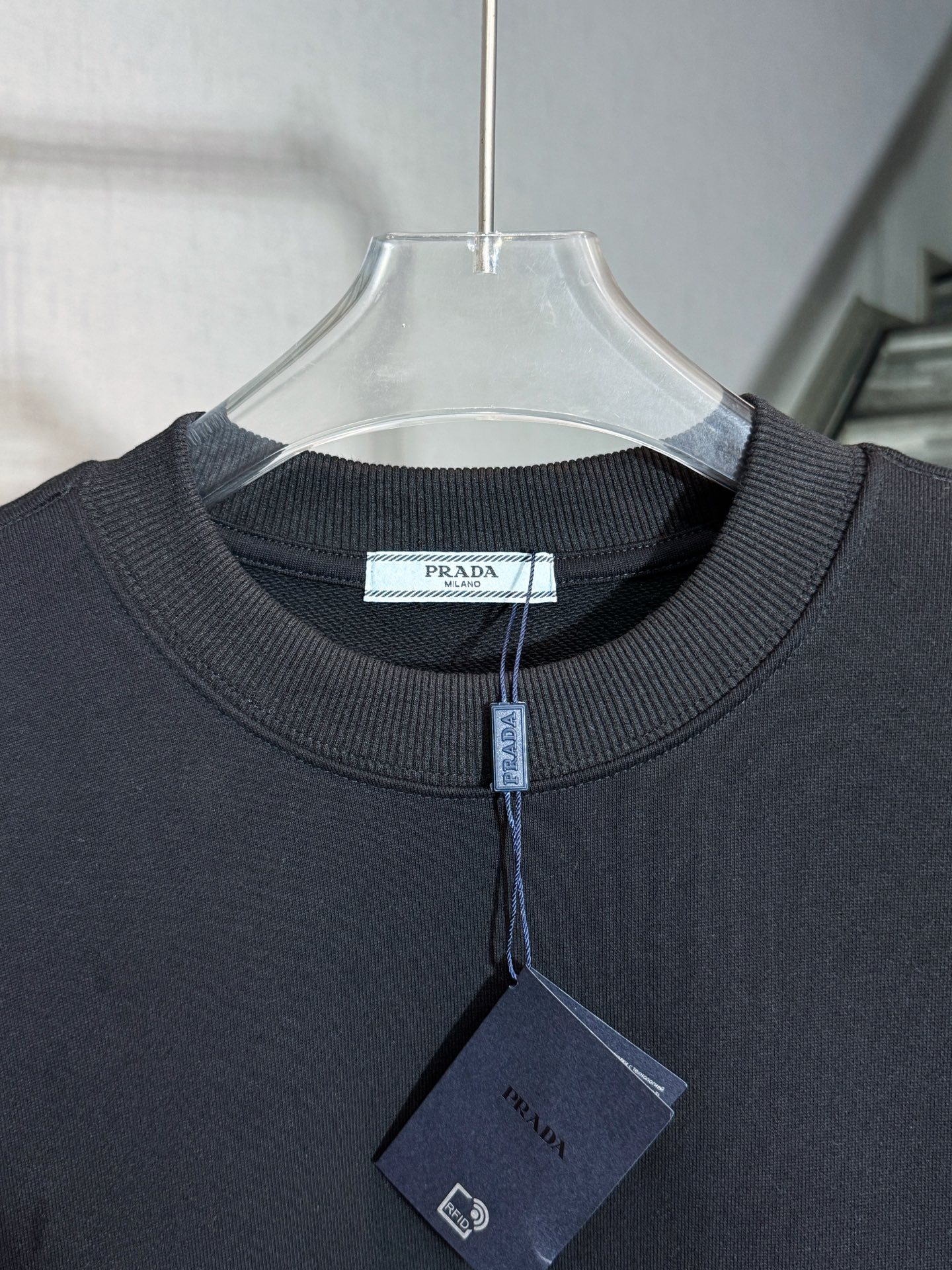 プラダ「Prada」トライアングル ロゴ クルーネック スウェットシャツ