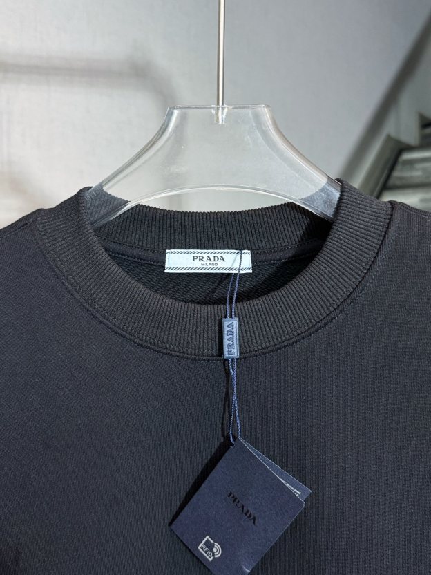 プラダ「Prada」トライアングル ロゴ クルーネック スウェットシャツ