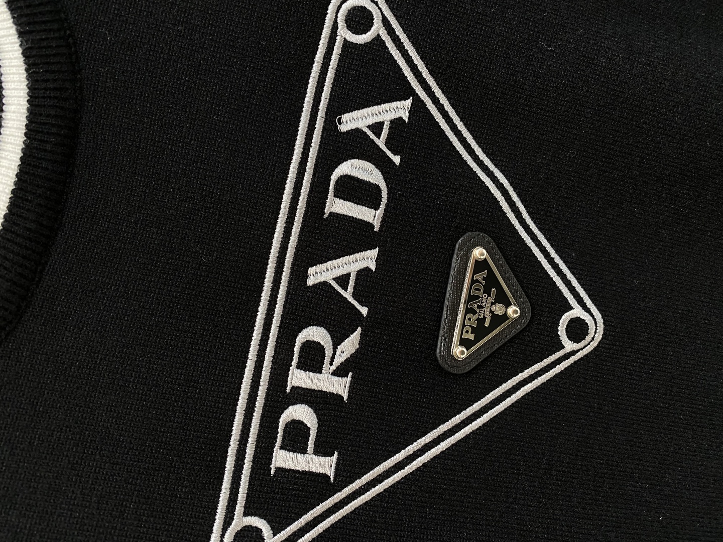プラダ「Prada」リブトリム クルーネック セーター
