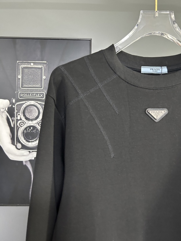 プラダ「Prada」レター ロゴ ロングスリーブ Tシャツ