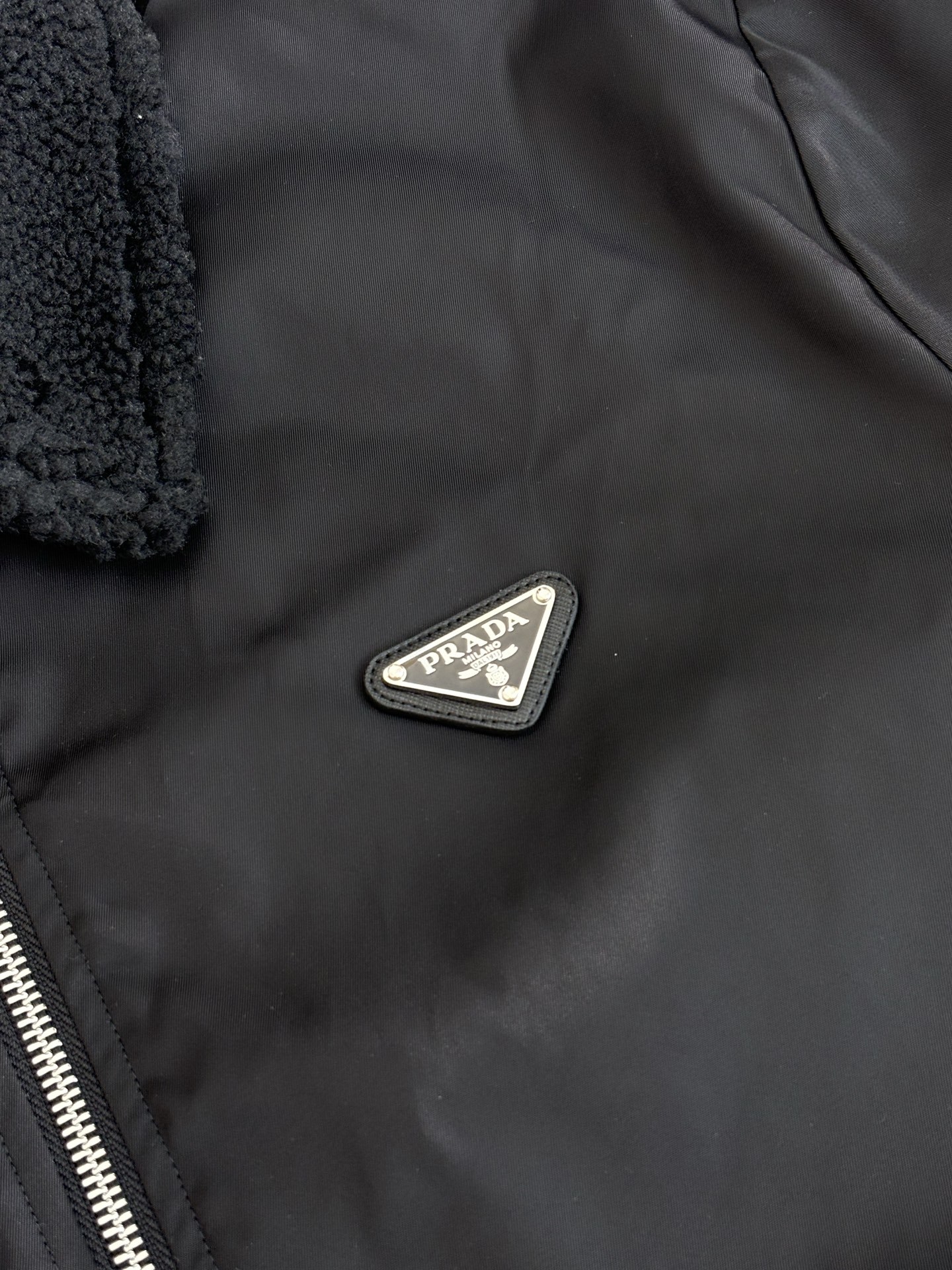 プラダ「Prada」フード付き リサイクル ナイロン ジャケット