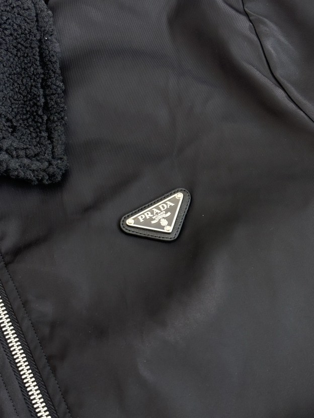 プラダ「Prada」フード付き リサイクル ナイロン ジャケット