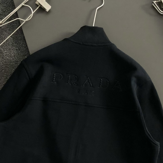 プラダ「Prada」メタル トライアングル ロゴ スタンドカラー ジャケット