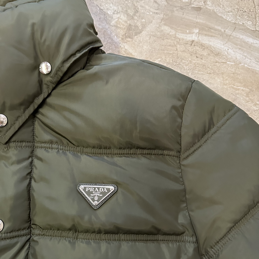 プラダ「Prada」フード付き ダウンジャケット
