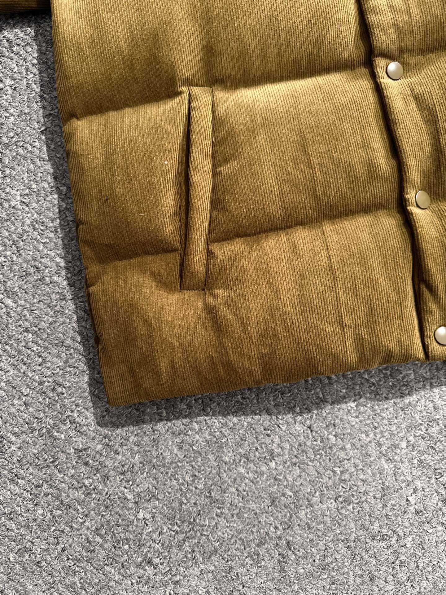 プラダ「Prada」コーデュロイ ダウン ジャケット