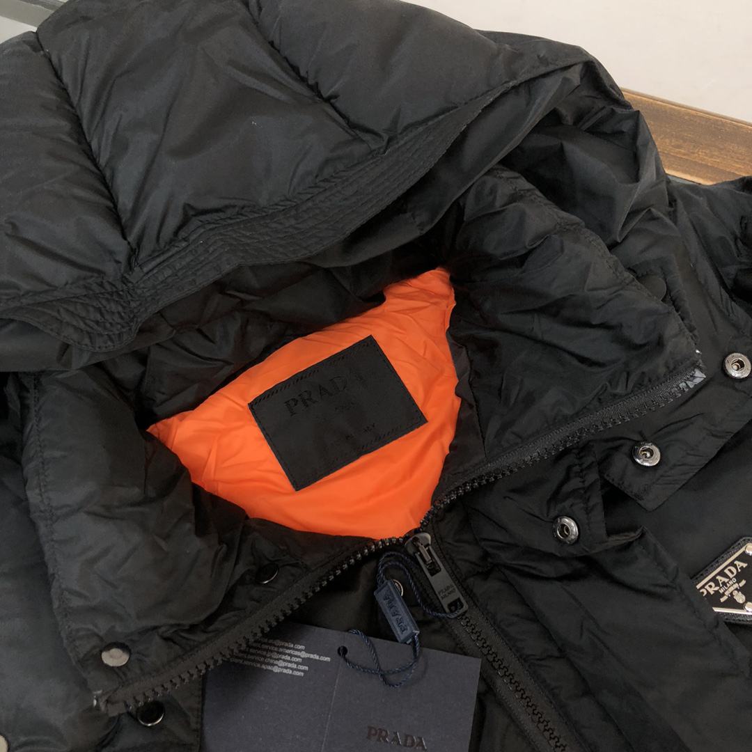 プラダ「Prada」ダウン ジャケット