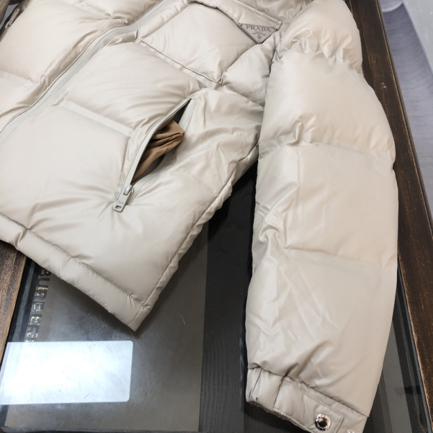 プラダ「Prada」ナイロン ダウン ジャケット