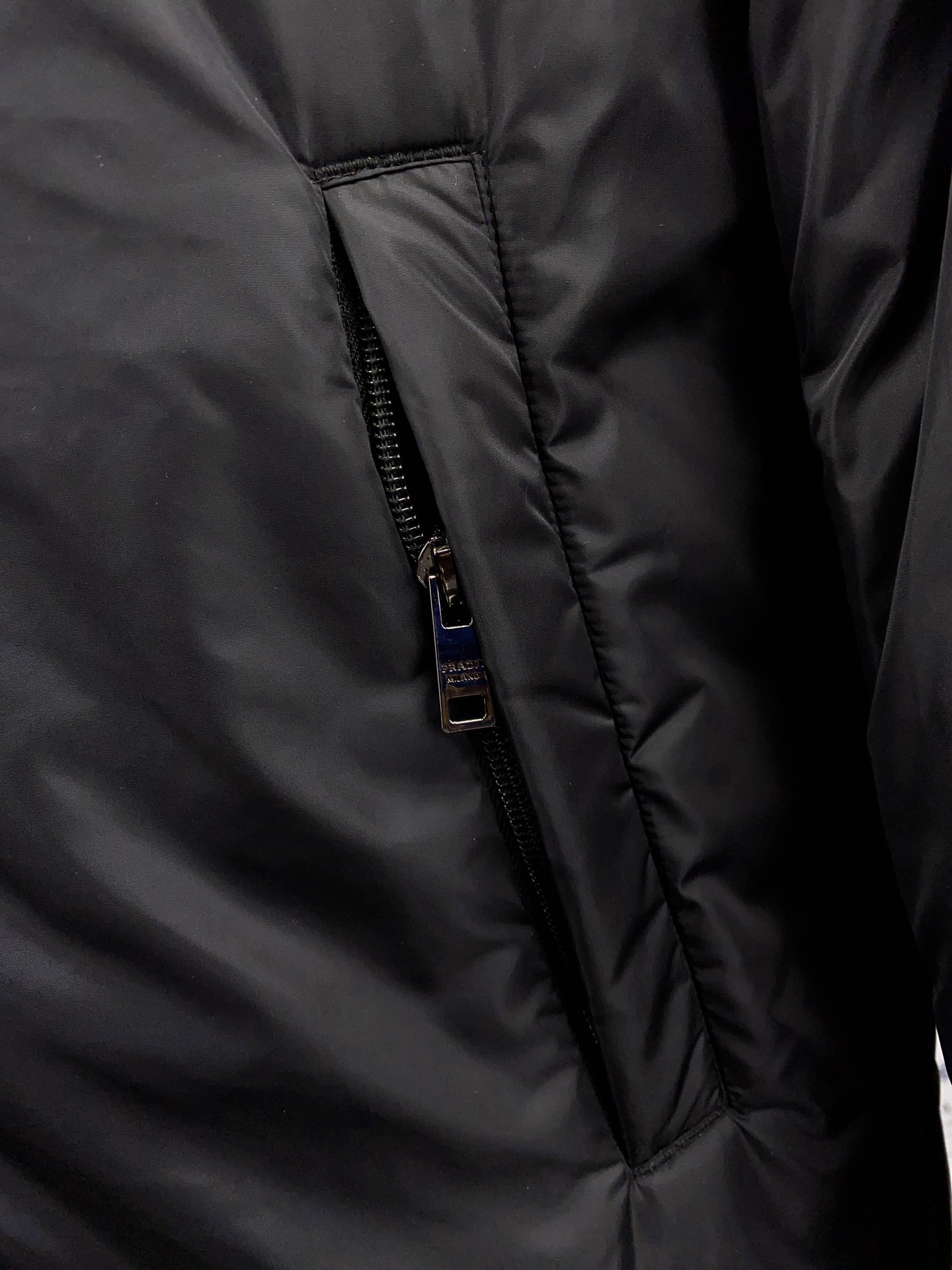 プラダ「Prada」ナイロン ダウン ジャケット