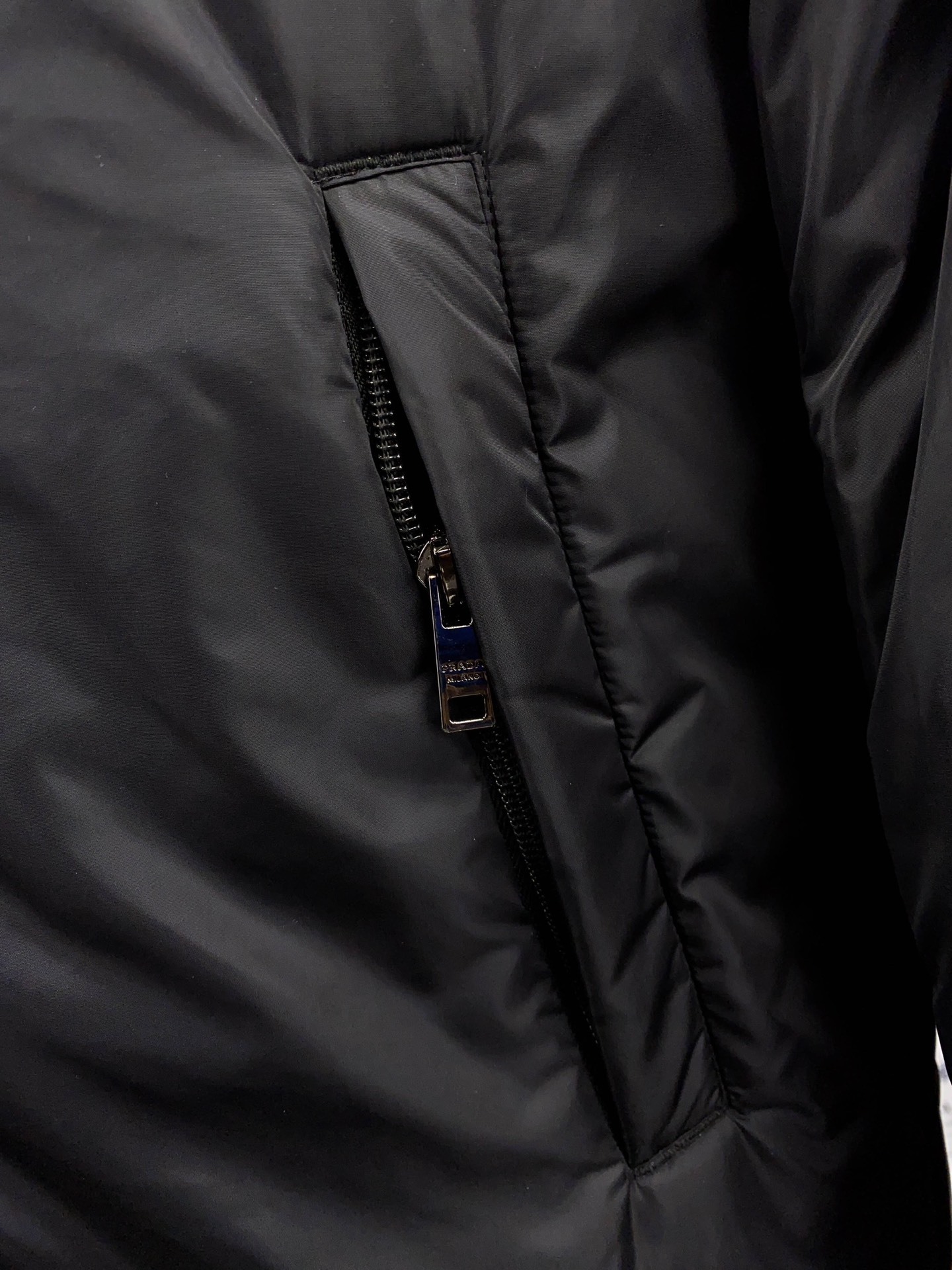 プラダ「Prada」ナイロン ダウン ジャケット