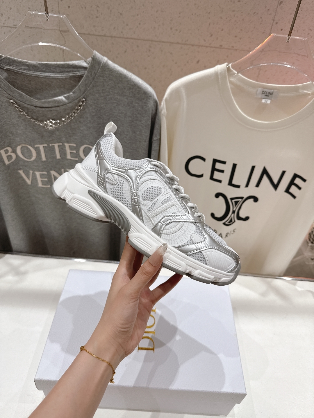 ディオール「Dior」Vibe  SS25 新作 ランウェイ アイコンスニーカー