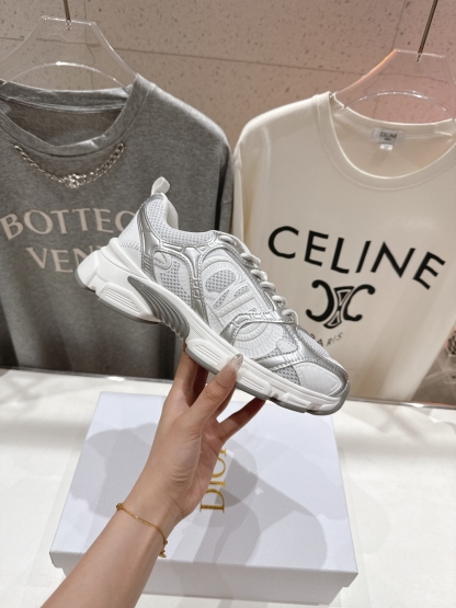 ディオール「Dior」Vibe  SS25 新作 ランウェイ アイコンスニーカー