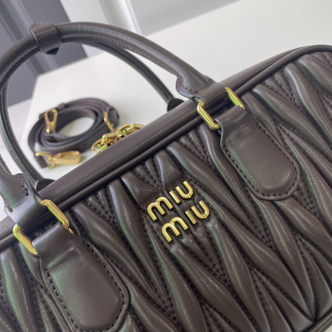 ミュウミュウ「Miu Miu」ボウリングバッグ 2025SSコレクション レザーショルダーバッグ