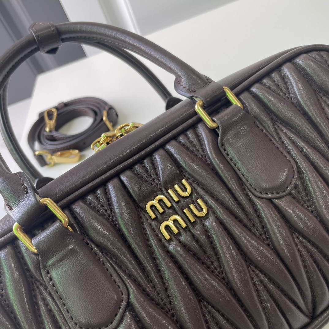 ミュウミュウ「Miu Miu」ボウリングバッグ 2025SSコレクション レザーショルダーバッグ