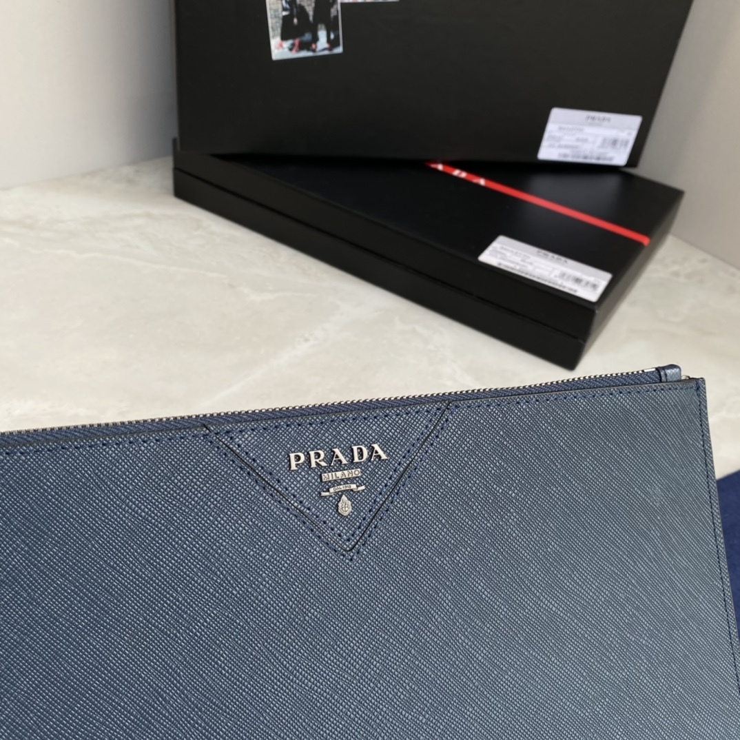 プラダ「Prada」ロゴアイテム クラッチバッグ