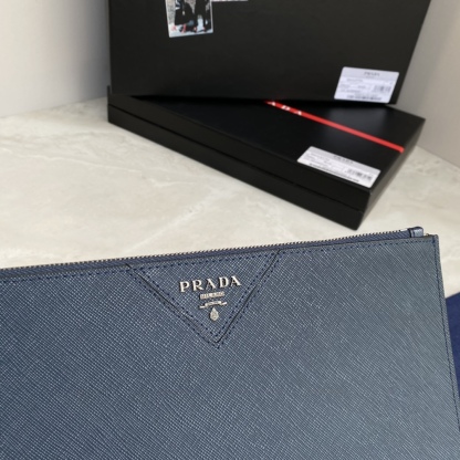 プラダ「Prada」ロゴアイテム クラッチバッグ