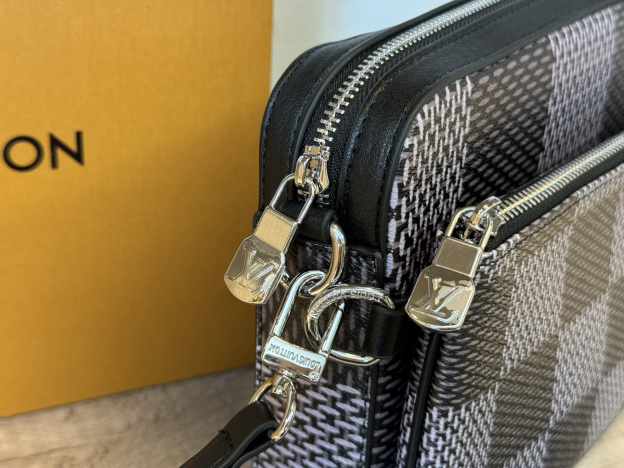 ルイ・ヴィトン「Louis Vuitton」Monogram Eclipse Trio メッセンジャーバッグ