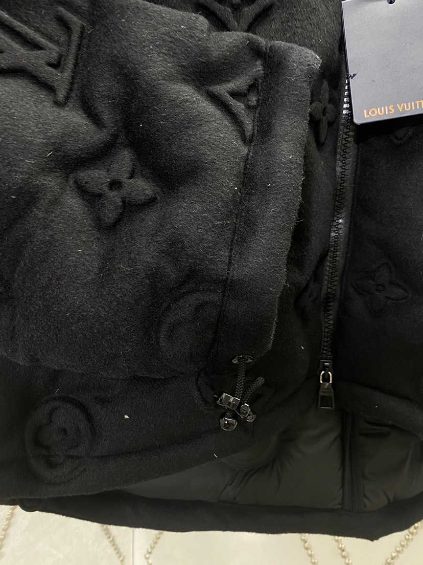 ルイ・ヴィトン「Louis Vuitton」ドゥ-マイユ エンボス加工 ダウンジャケット