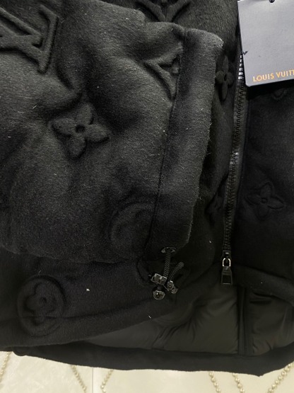 ルイ・ヴィトン「Louis Vuitton」ドゥ-マイユ エンボス加工 ダウンジャケット
