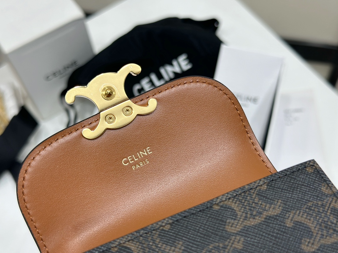 セリーヌ「Celine」Triomphe キャンバス & レザー フラップ ウォレット