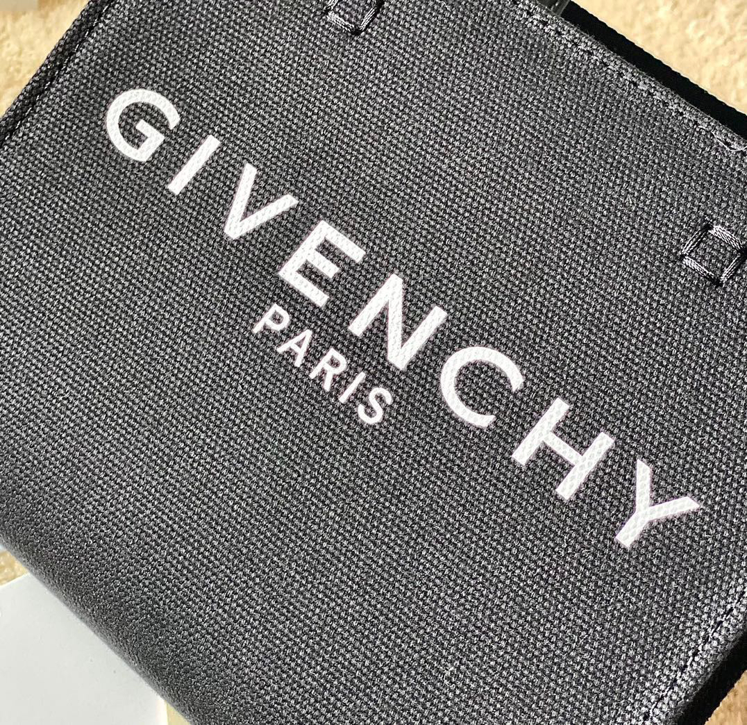 ジバンシィ「Givenchy」スモール アンティゴナ ボックスレザー バッグ