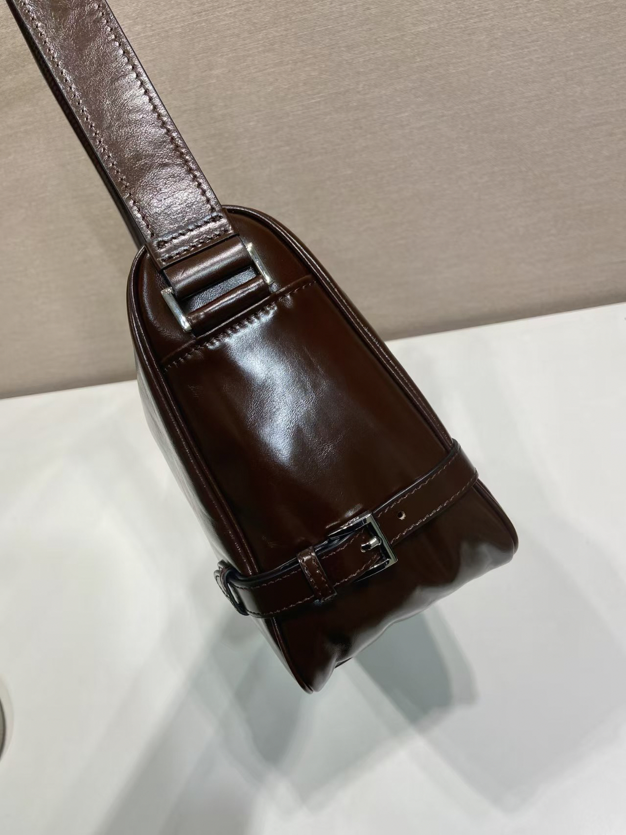 プラダ「Prada」レザー ショルダーバッグ