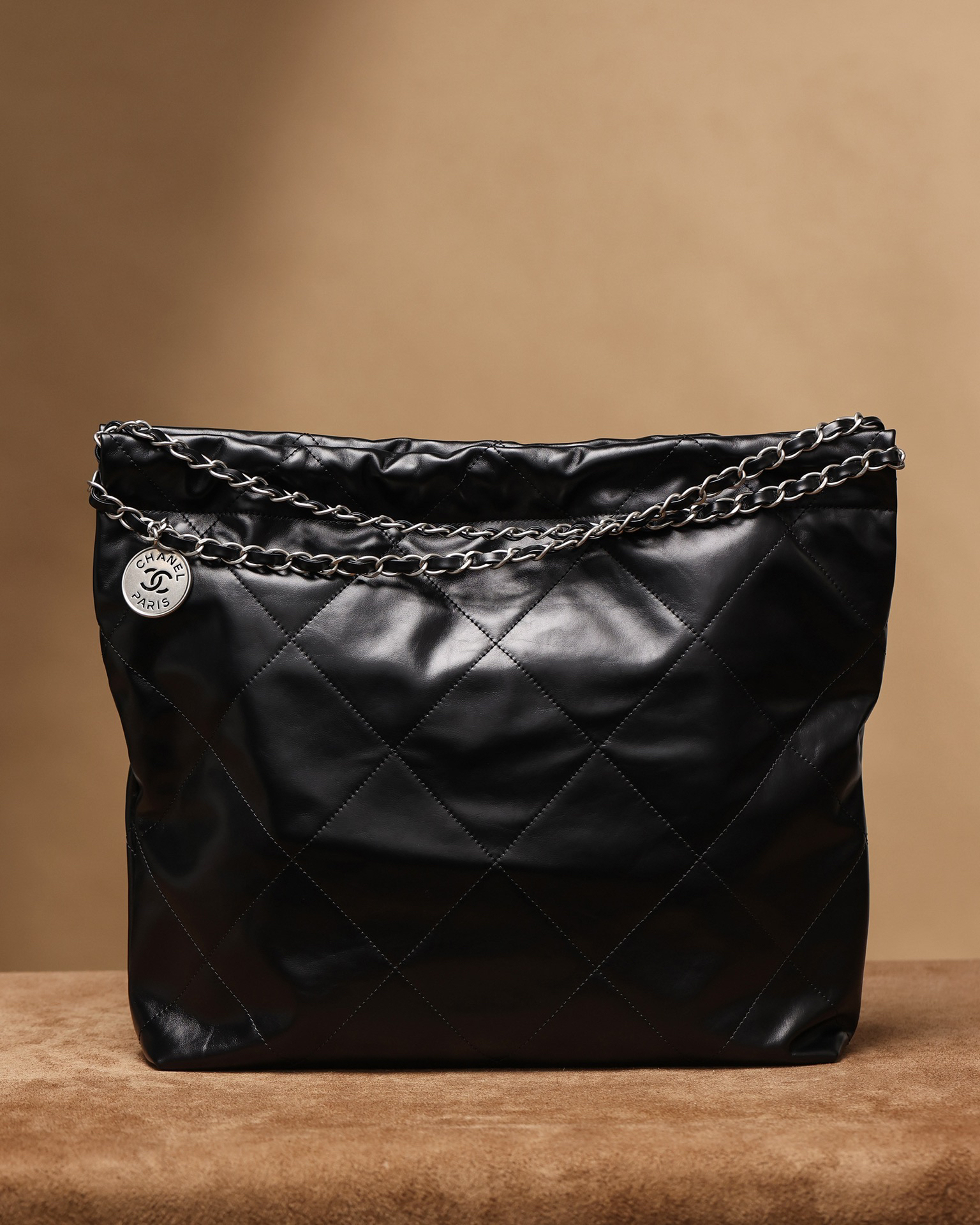 シャネル「Chanel」22バッグ シルバーロゴ ミディアムサイズ