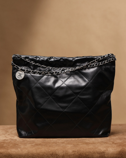 シャネル「Chanel」22バッグ シルバーロゴ ミディアムサイズ