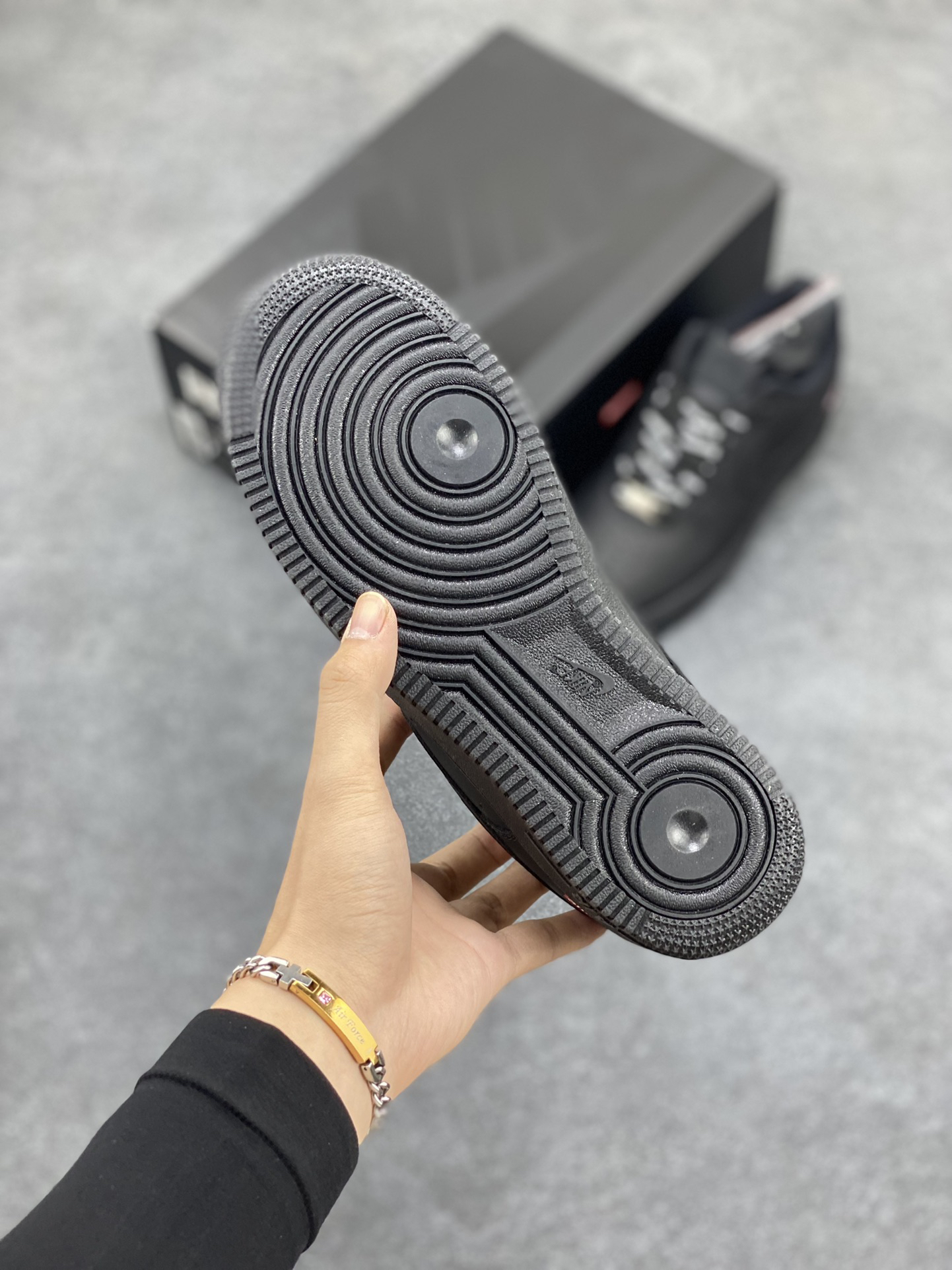 超入手困難「コラボモデル」Supreme × Nike Air Force 1 Low スニーカー