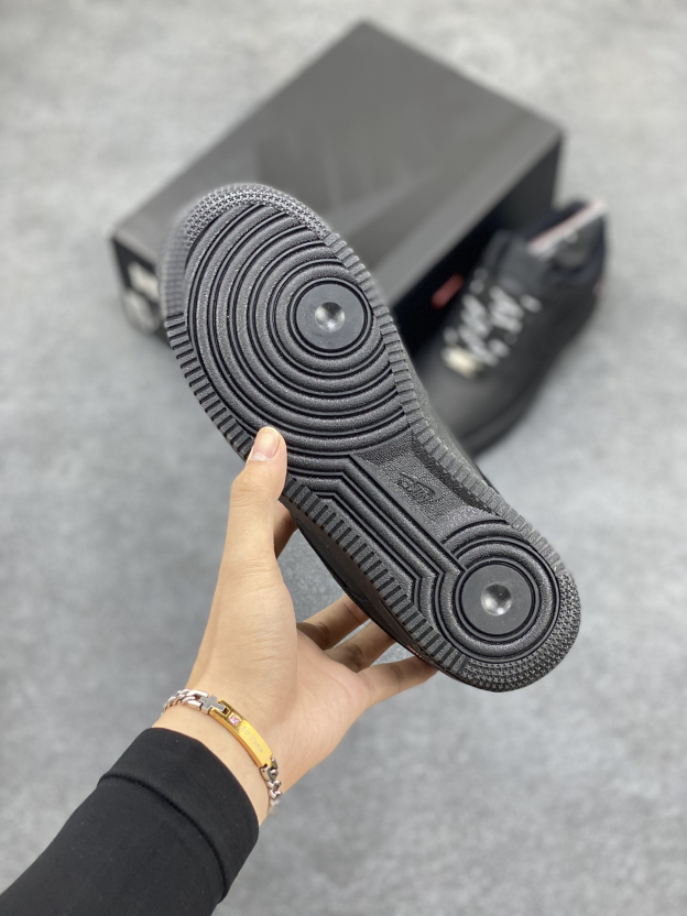 超入手困難「コラボモデル」Supreme × Nike Air Force 1 Low スニーカー