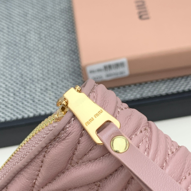 ミュウミュウ「Miu Miu」マテラッセレザー  ジップアラウンド財布