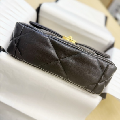 シャネル「Chanel」バッグ ミディアムサイ