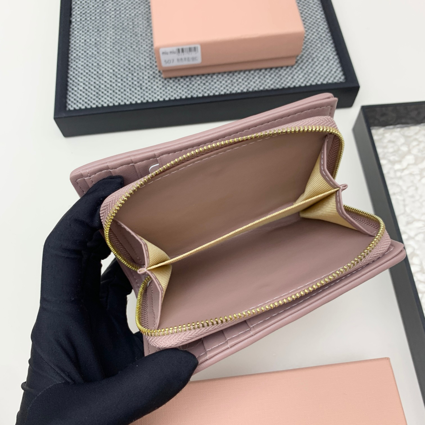 ミュウミュウ「Miu Miu」マテラッセレザー ジップアラウンド 折り財布