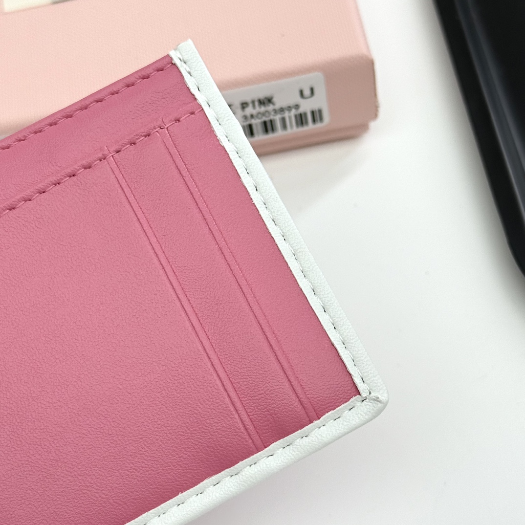 ミュウミュウ「Miu Miu」ミュウミュウ マテラッセ ラムスキン マルチウォレット F11 / コンパクトウォレット.