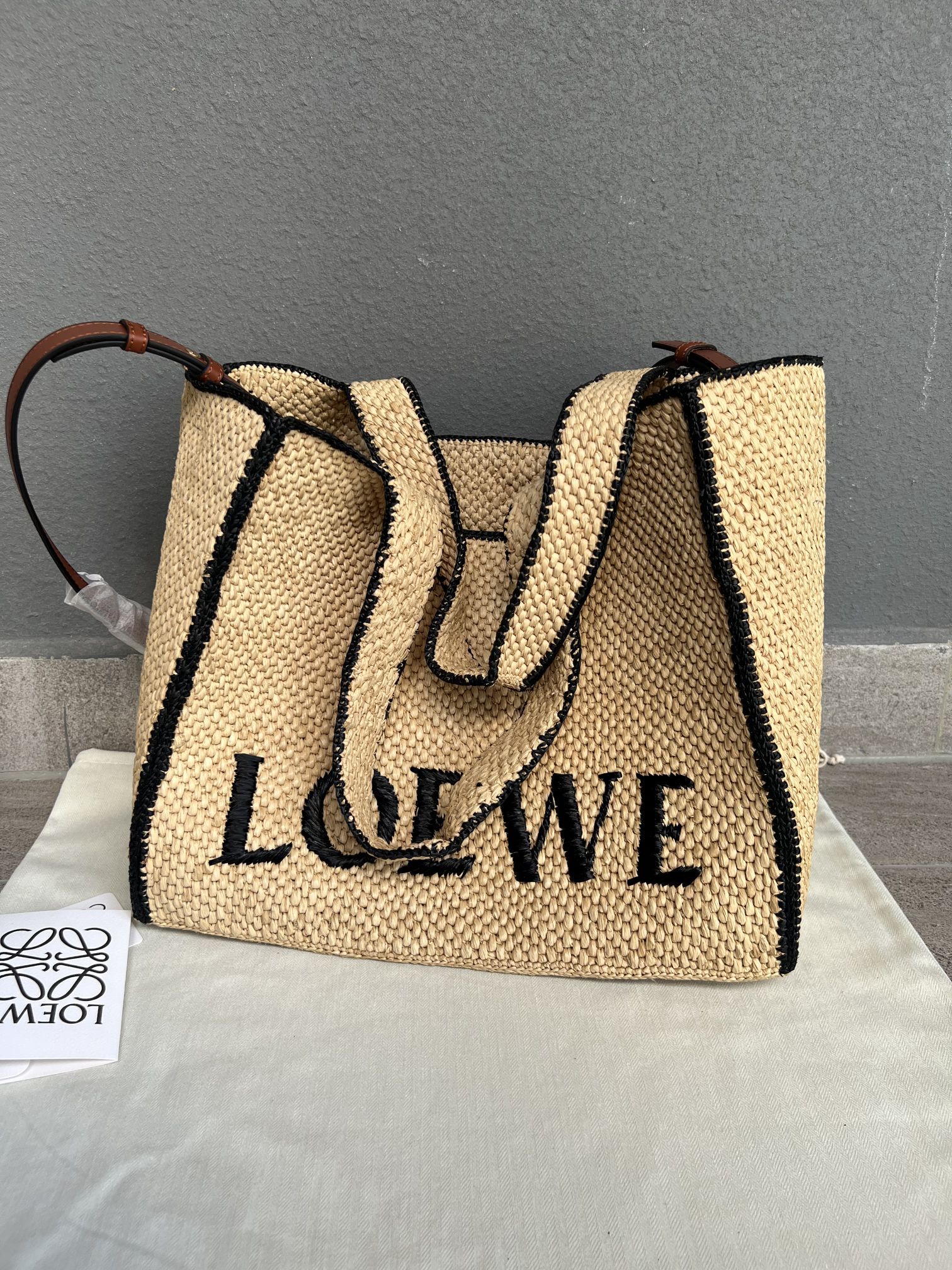 ロエベ「Loewe」Anagram Basket ラージトートバッグ ラフィア素材