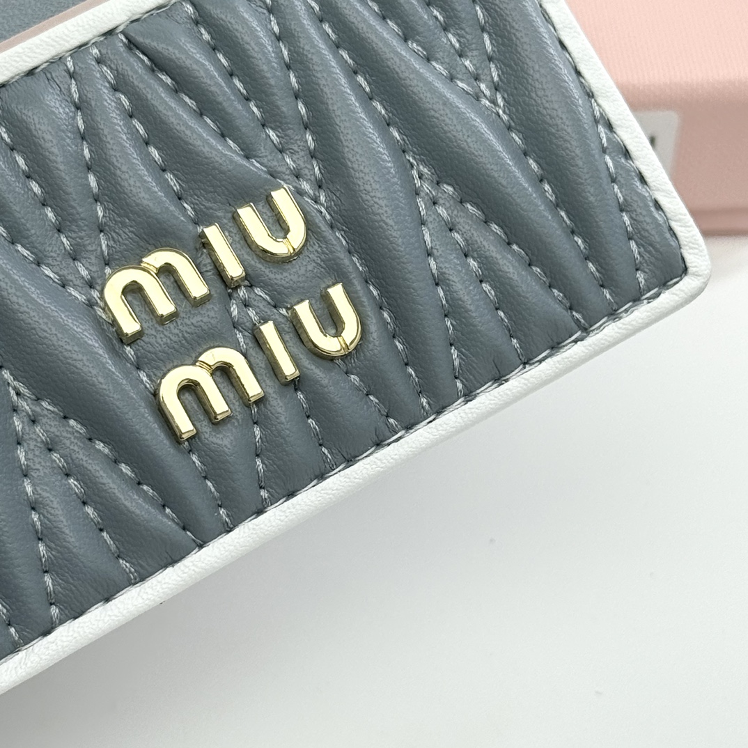 ミュウミュウ「Miu Miu」ミュウミュウ マテラッセ ラムスキン マルチウォレット F11 / コンパクトウォレット.