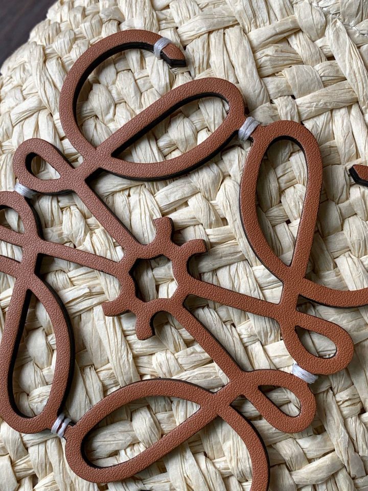 ロエベ「Loewe」イラカヤシと牛革 スクエアポーチ アナグラム バスケット バッグ