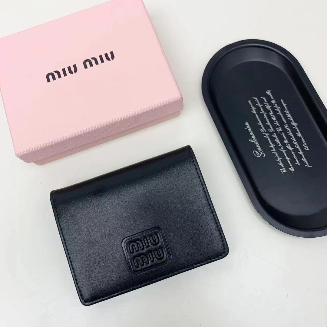 ミュウミュウ「Miu Miu」ミュウミュウ カーフスキン コンパクトウォレット 5238 / 二つ折り財布