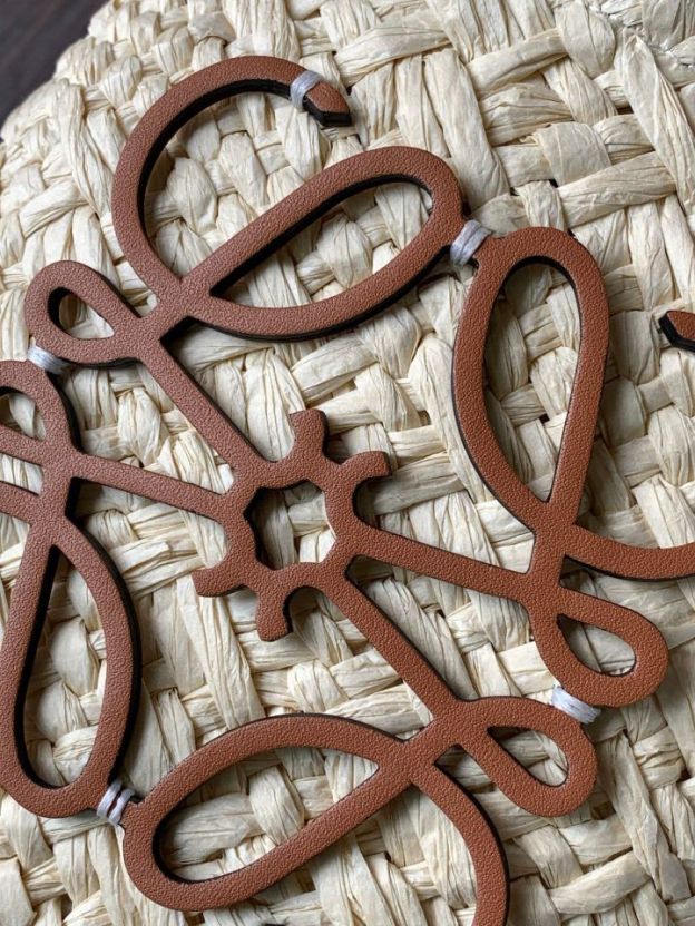 ロエベ「Loewe」イラカヤシと牛革 スクエアポーチ アナグラム バスケット バッグ