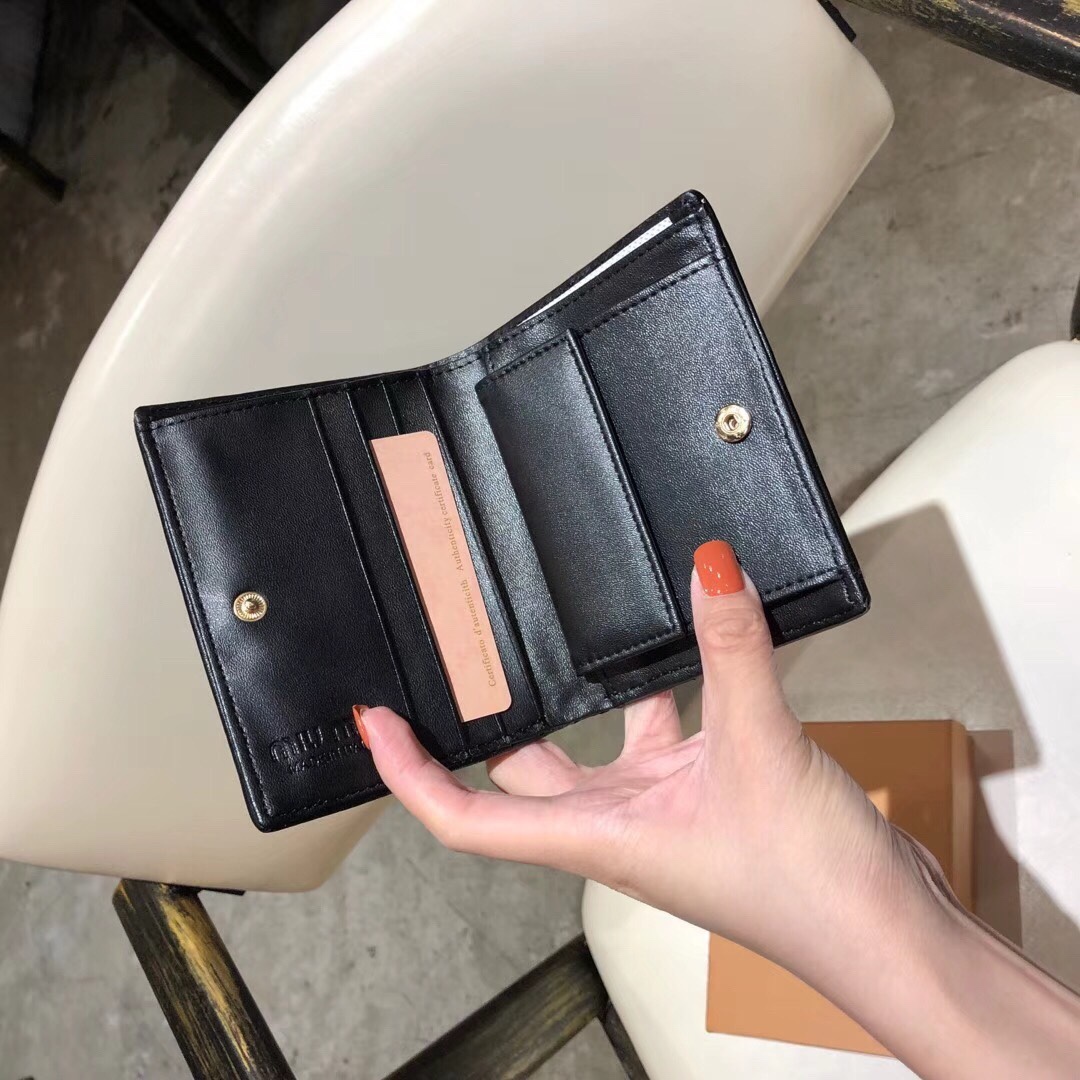ミュウミュウ「Miu Miu」ミュウミュウ ラムスキン コンパクトバッグ 5439 / ショルダーバッグ