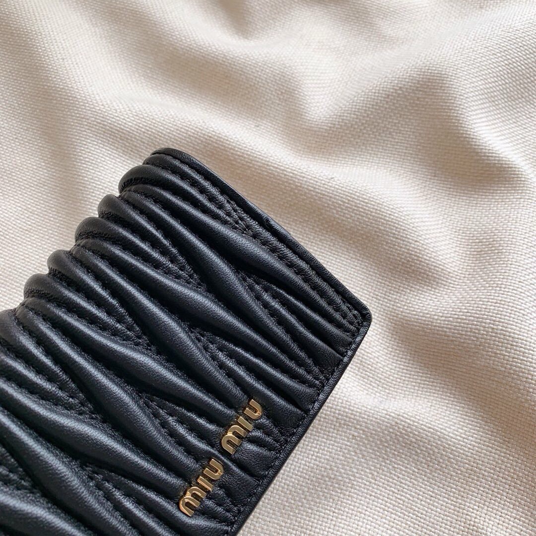 ミュウミュウ「Miu Miu」ミュウミュウ マテラッセ ラムスキン コンパクトウォレット 5196 / 二つ折り財布
