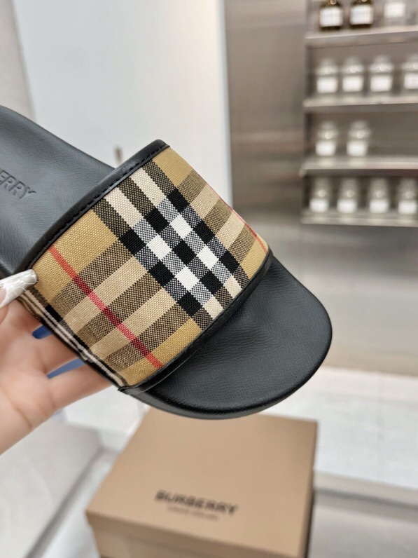 バーバリー「Burberry」バーバリー ヴィンテージ チェック スライドサンダル / ビーチサンダル