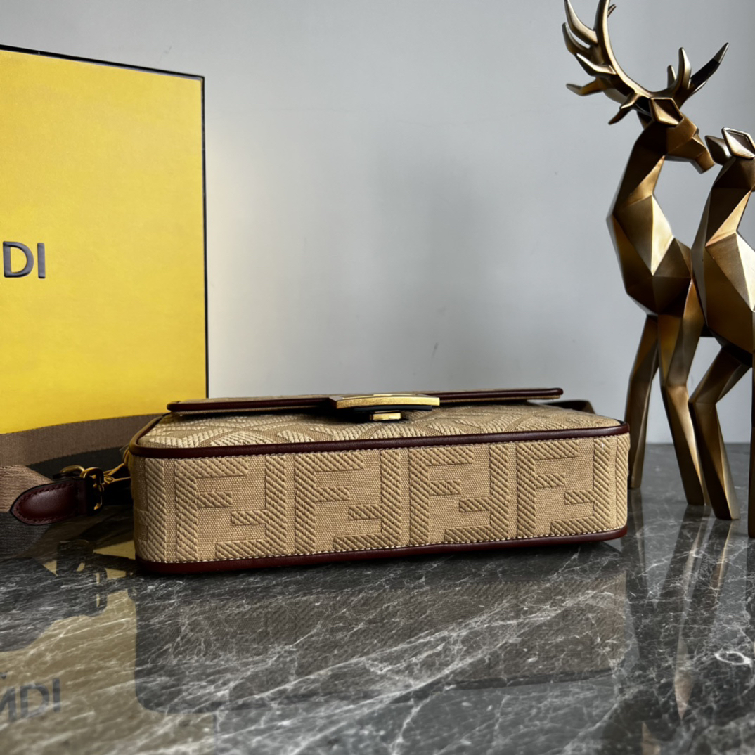 フェンディ「Fendi」Baguette ワッシュデニム シャイニーFFエンブレム バッグ-ISETAN PRESTIGE CURATED