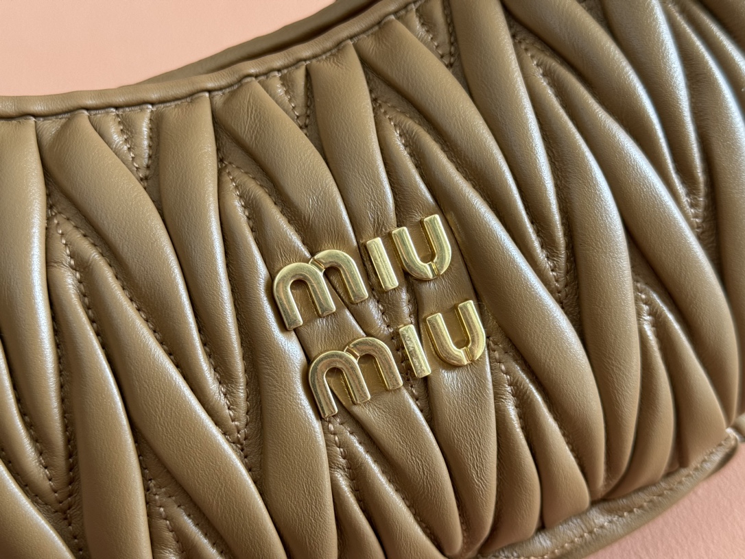 ミュウ ミウ(Miu Miu)ワンダー マトラッセ ラムスキンのホーボー ミニバッグ