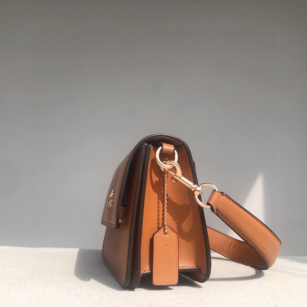 コーチ「Coach」Brynn レザー アンダーアームバッグ