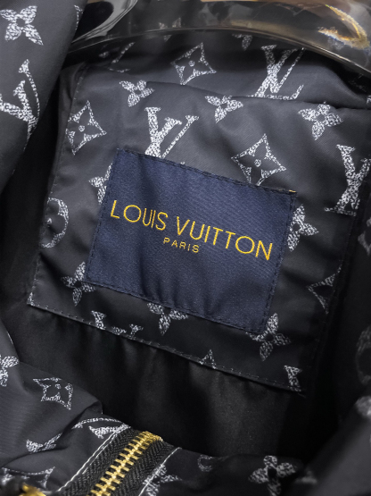 ルイ・ヴィトン「Louis Vuitton」ルイ・ヴィトン ロゴプリント ジップアップジャケット / アウター