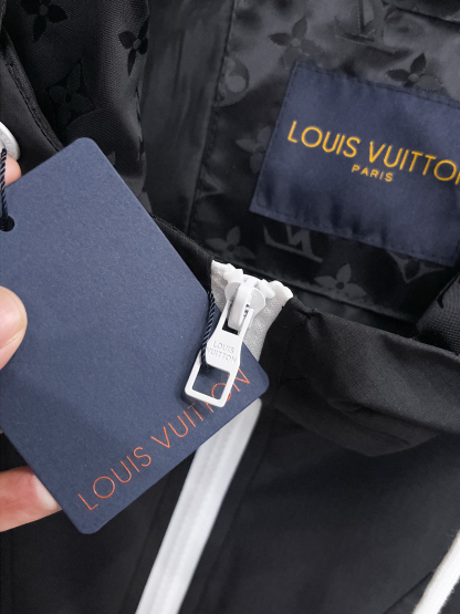 ルイ・ヴィトン「Louis Vuitton」ルイ・ヴィトン ロゴプリント ジップアップジャケット / アウター