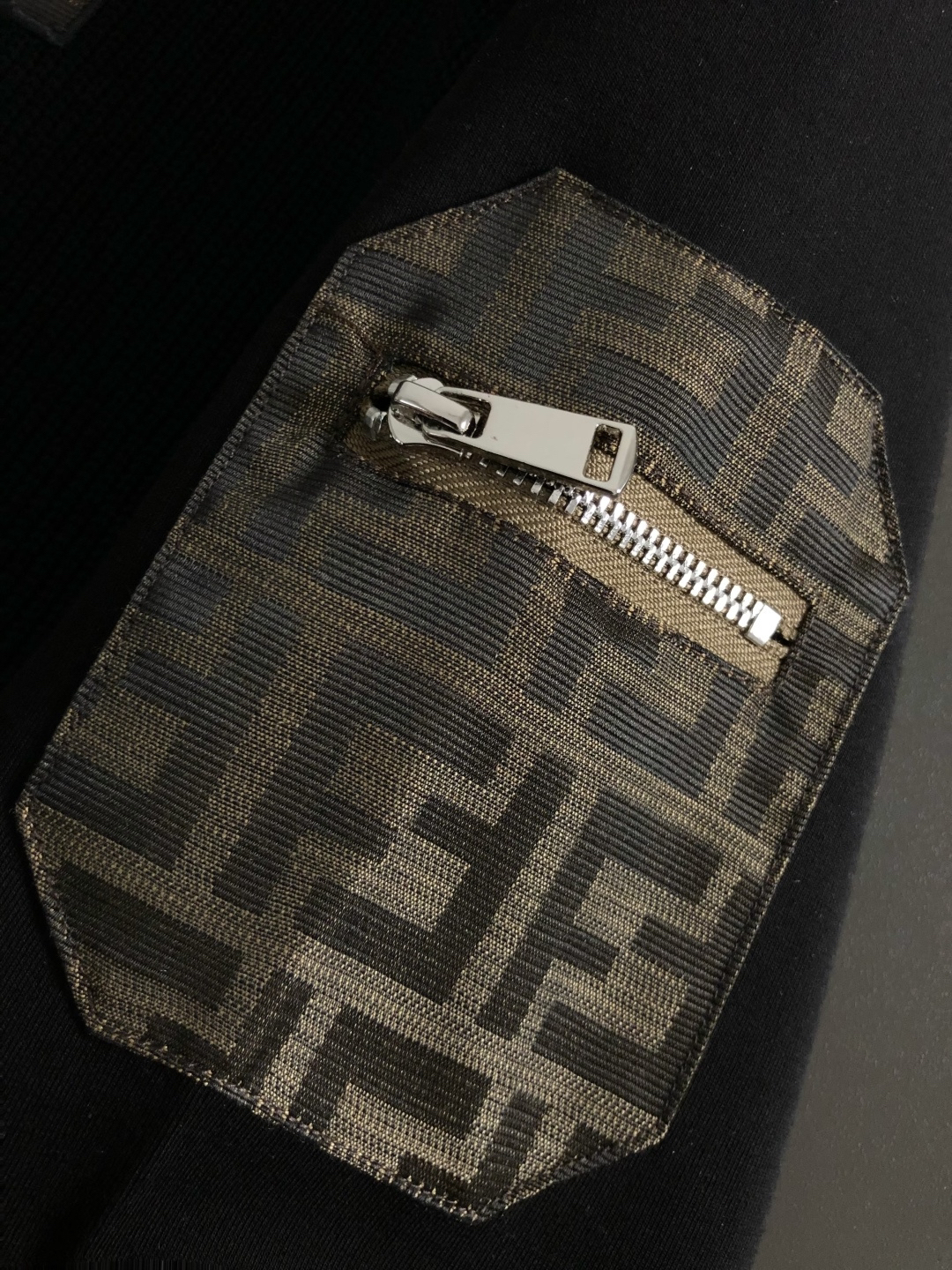 フェンディ「Fendi」フェンディ ロゴパッチ ジップアップスウェットシャツ / プルオーバー